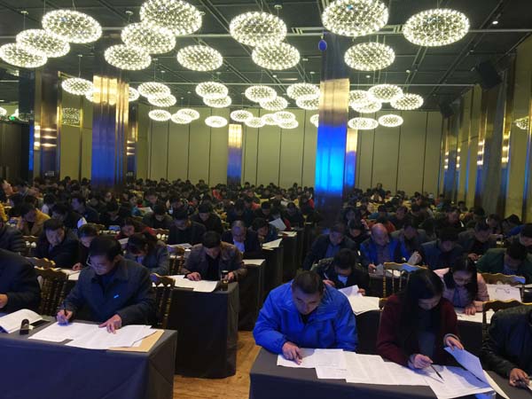 授課結束后，受訓人員正在認真參加印刷法規培訓考試12