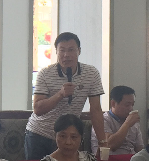 安徽潤方文化發展有限公司總經理周江潮正在論壇上介紹他公司專業印制家譜的生產情況