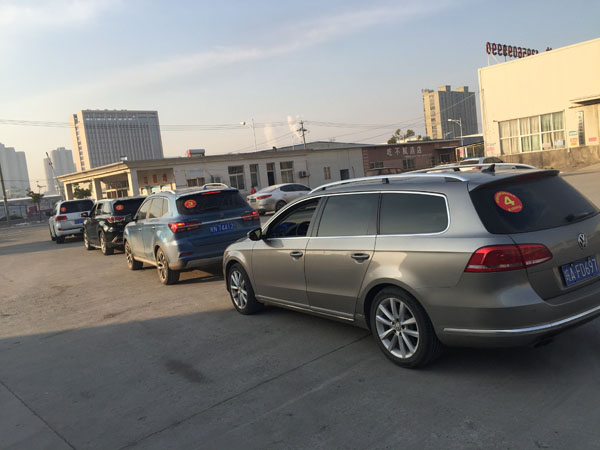 商會愛心慰問車隊(duì)排列整齊，正式踏上獻(xiàn)愛之旅