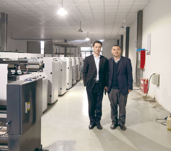 筆者正與吳勇總經理（左）在柔印機前合影