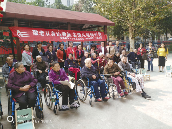 九九重陽，慰問團成員與老人們歡聚一堂，共度節日！