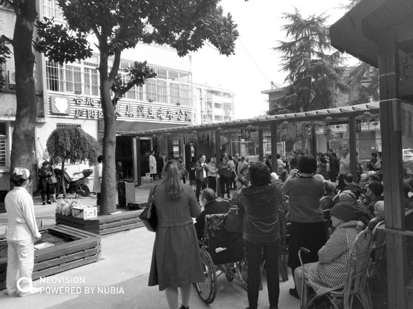 傅華董事長代表慰問團所有成員向老人們致以節日問候和美好祝福！