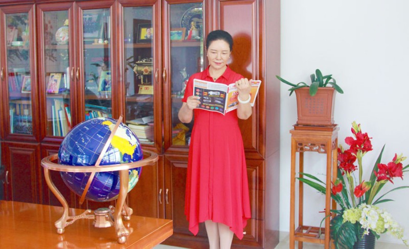 知書達(dá)禮，形品俱佳的韓謀云董事長，在辦公室看《海達(dá)廣告》