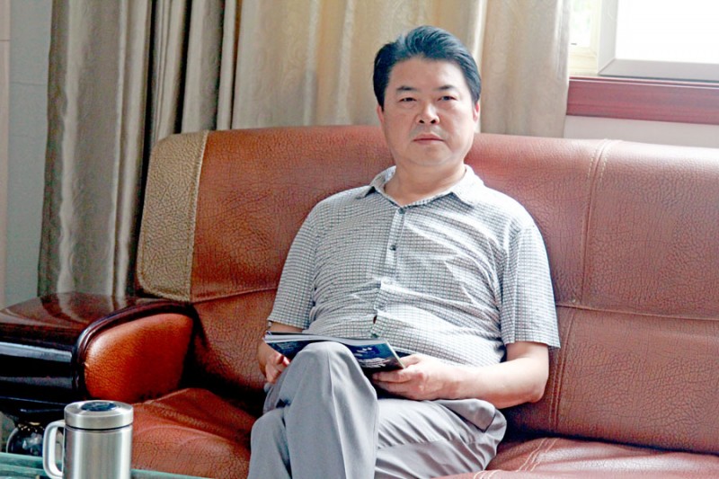 王速有總經(jīng)理思緒慎密，善于管理，與韓董事長配合默契，帶領(lǐng)公司從勝利走向勝利。