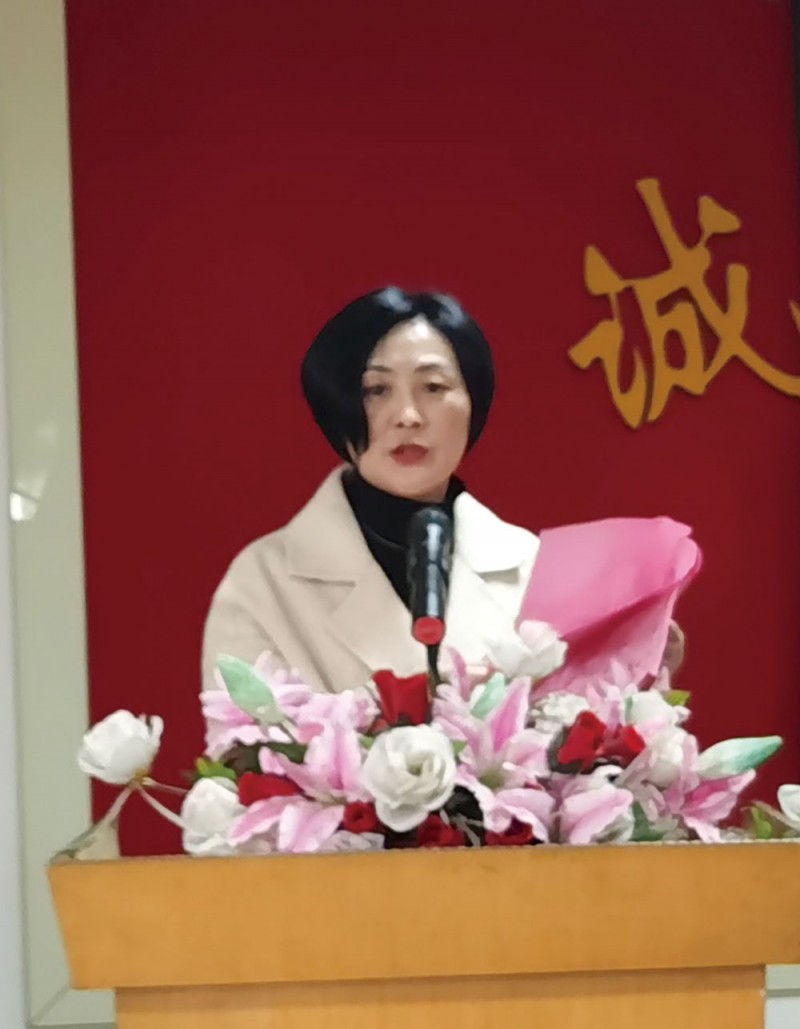 商會副會長兼秘書長徐敏介紹出席會議人員