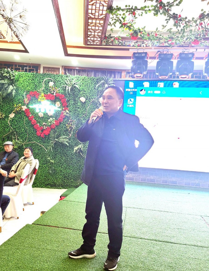 合肥亨通紙業銷售有限公司董事長兼總經理劉世成登臺致辭