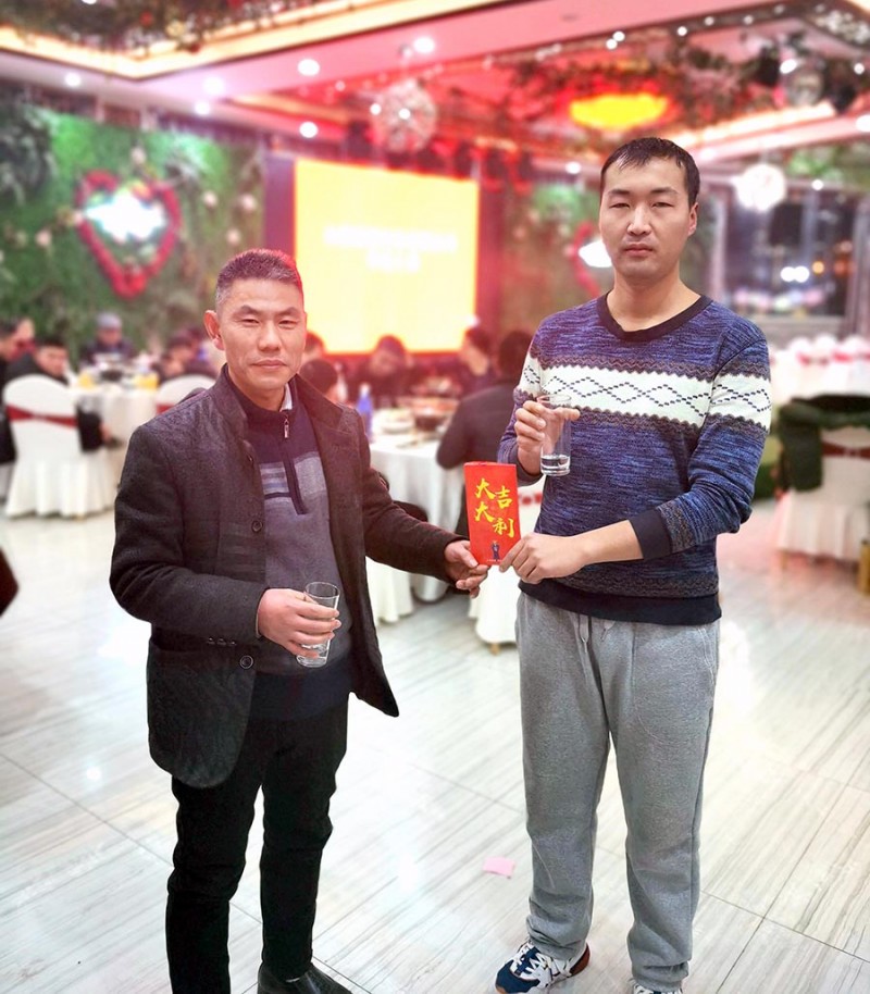 合肥鑫輝耀印務有限公司總經理陳洪奎與特等獎中獎者合影留念